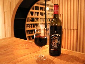 15時から自然派ワインを角打ち！ 最高の“音”とワインで上質な時間を愉しめる、幡ヶ谷『flow』