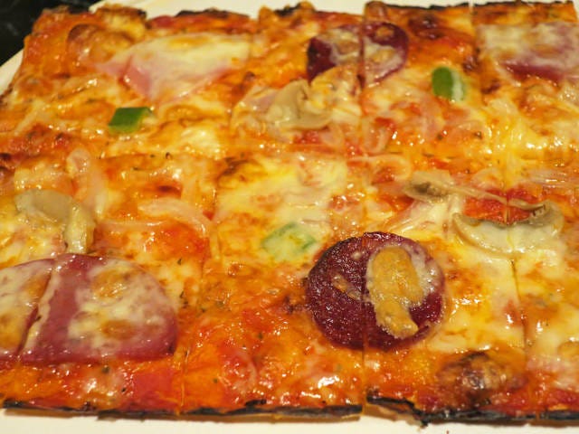 旧き良きアメリカの味がする横浜・本牧でいまも愛されるハイカラな四角い"ピザ"