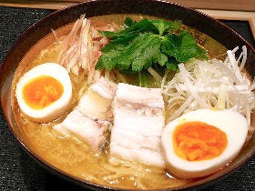 Wスープが飲み干せるほどウマい！ 40年続く老舗すし屋がこっそり営業する「塩麺専門店」