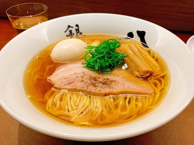 ラーメン『銀座 八五』の究極の一杯は衝撃的な美味しさ！ 東京を代表する『八五』が人々を惹きつける理由