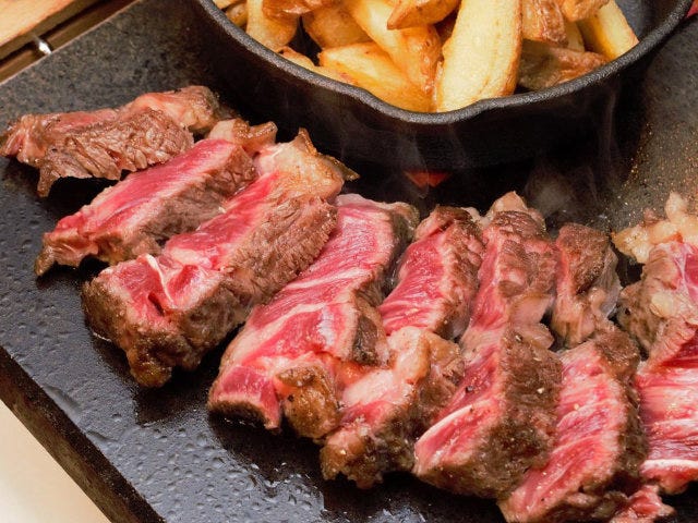 肉好きよ、予約を急げ！ パリで大行列の肉ビストロが日本初上陸 神楽坂『サクレ・フルール』