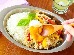 時短レシピの究極系!? 混ぜてチンするだけで作れる、超カンタンなタイ料理レシピ 3選