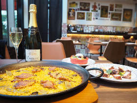 なぜパエリアは大鍋から出てくる？話題のパエリア店に訊いてみた