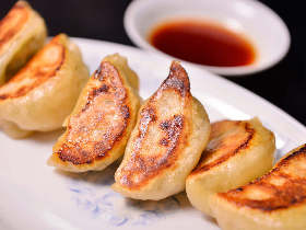 【取材拒否店に潜入】おいしすぎて本当は教えたくない！　餃子マニアが絶賛する、「名前のない餃子屋」