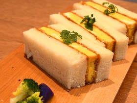 甘いソースとカツのコラボが後を引くうまさ！　メディアで話題の絶品「オムカツサンド」