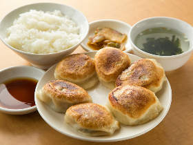 じゅわ～!!　「生きてる餃子」が肉汁たっぷりで超ウマい！　代々木『曽さんの店』で味わう巨大餃子