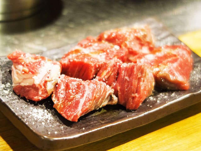 “一人焼肉の聖地”高円寺で出逢った、肉汁あふれる塊肉がうまい『肉山』ゆかりの焼肉の新名店！