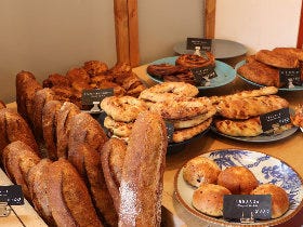 『ブーランジェリーレカン』出身のシェフが開いた、東日本橋にある町の愛されパン屋『ビーバーブレッド』