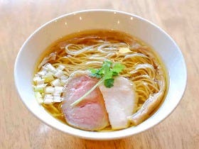 福岡の行列ラーメン店がここ！ 名店で修業を積んだオトコが営む『地鶏ラーメン はや川』