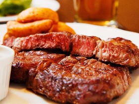 新宿三丁目に潜んでいた肉の超名峰！　ハンバーガーか？ステーキか？の誘惑に悩む