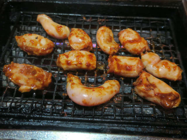 プリップリで肉汁ジュワ～！ 日本のホルモン料理の筆頭格・名古屋『がんこちゃん』のとんちゃんとコブクロ
