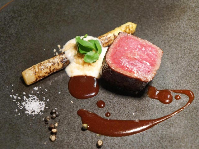 【西麻布】幻の「赤身肉」がウマすぎる！肉マイスターが惚れこんだ、東京屈指の「フュージョンレストラン」