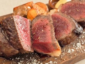 驚愕の断面…！ 職人技光る極上の熟成和牛ステーキが安すぎると常連であふれる西永福『ムーグルモン』