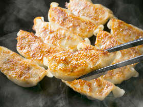 餃子好きなら行っておくべき！パリパリ＆ジューシーなおいしさがたまらない都内のお店まとめ