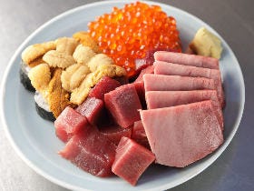 ウニ・イクラ・マグロを市場価格で大盤振る舞い！ 大阪最高峰の立ち飲み『とよ』は2時間でも並ぶ価値あり