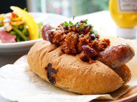 コスパ最強！ がっつりランチ「ホットドッグ」の自家製ソーセージがうまい『神楽坂ワイン食堂Terzo』