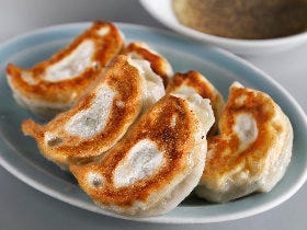 これが「餃子」の名店だ！ ”酢コショウ”発祥の店、赤坂『珉珉（みんみん）』の焼き餃子がとにかくうまい