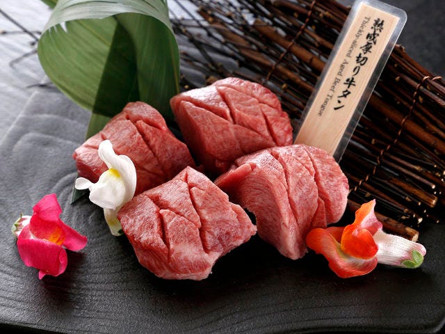 銀座『焼肉会席 舌牛』で肉汁あふれる焼肉を味わい尽くせ！ 熟成厚切り牛タンは必食だ。