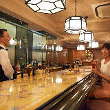 【ツウしか知らない！】新宿のど真ん中で見つけた昭和な空間でイキな料理と酒を味わう