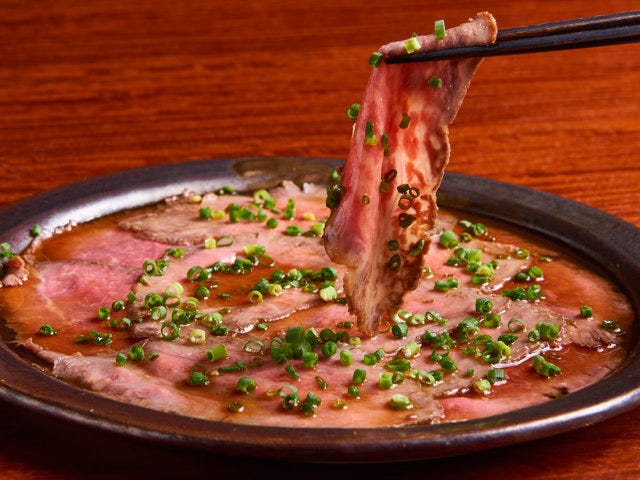 極上「ローストビーフ」を卵黄ダレにからめてパクッ！ ここは肉と酒の天国『肉料理それがし』