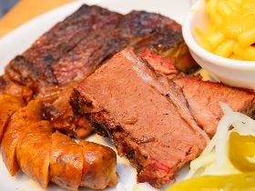 極旨の肉に焼き上がる秘訣は、店内にある巨大○○！ これが正真正銘、本場アメリカのバーベキュー