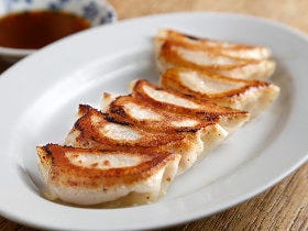 皮から手作りする、激ウマ「餃子」に箸がとまらない！ 餃子マニアが本気で惚れた『餃子荘ムロ』