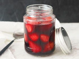 すっぱいイチゴがおいしく生まれ変わる！煮るだけ簡単「イチゴの赤ワイン煮」の作り方【アレンジレシピ付】