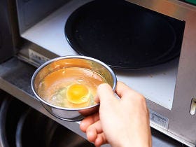 ＜電子レンジの場合＞<br>小さめのボウルなどに卵を割り入れ、卵が浸かる程の水を入れる。<br>レンジで500W、1分20秒加熱し、取り出す。<br>