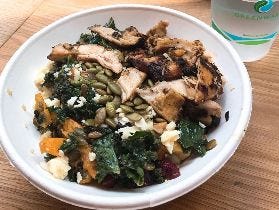 「決してチキンは揚げない。」で急成長！ 健康志向で大人気のカジュアルフード店