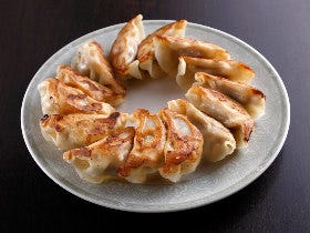 鉄鍋で焼くアツアツ「餃子」がウマすぎて、箸もビールもとまらない、新宿の中華料理店『大陸』