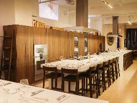 厨房設備が「家庭用キッチン」という驚き！ おいしく健康的な食習慣を提唱するレストランがオープン