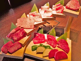 名物「肉の階段」の迫力に圧倒！銀座の景色を眺めながら極上肉を味わえる焼肉店『WORLD DINER』