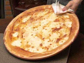 とろ～りチーズとぱりぱり生地にハマる！未体験のおいしさ「フォカッチャ・ディ・レッコ」を頬張ろう