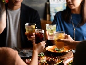 肉料理、魚料理の店で「ドリンク」にこだわる！大人パーティで料理に合わせたいおすすめドリンク【PR】