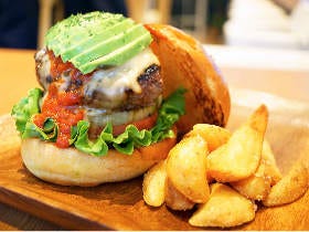 これが和牛100％バーガー！ とろけるハンバーグとチーズのＷとろ～りにノックアウト！