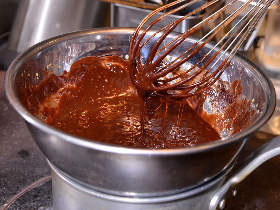 チョコレートを絶えず泡立て器で混ぜて滑らかにする。