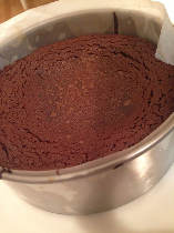 焼き加減は押して弾力があるくらいが目安。<br>冷蔵庫に入れると、食感がケーキではなくチョコレートっぽくなってしまうので必ず常温で冷やすこと。