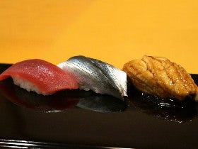 『すきやばし次郎』『コートドール』そして香港へ。マッキー牧元さんが王道レストランを巡った