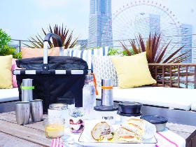 手ぶらで贅沢ピクニック！　海を一望できる日帰り「グランピング」スポットが横浜みなとみらいに誕生