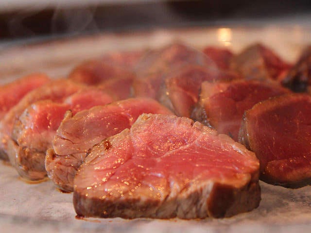 しっとりジューシーな肉がたまらない！　水晶プレートで焼いた肉が5,000円で楽しめる新店がオープン