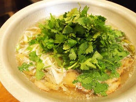 今年の鍋トレンドは「パクチー」で決まり！ もりもりパクチーがくせになる新感覚タイ料理「鴨パクチー鍋」