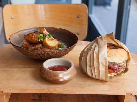 肉汁を吸ったバンズまで旨い！備長炭でミディアムレアに焼いた尾崎牛パティのバーガーにパリジャンが夢中