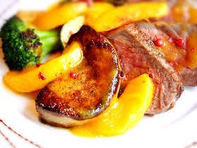 黄桃とサーロインの出逢い！　前菜からデザートまで旬のフルーツを月替わりで楽しめる神楽坂のイタリアン