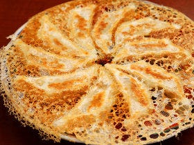 名物「かずこの餃子」にありつけるか? 住所非公開・看板なしの『銀座ルーム』の餃子が超絶ウマい理由