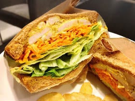 ピエール マルコリーニとのコラボチョコレートも！　ボリュームサンドが魅力満載の『バーニーズ　カフェ』