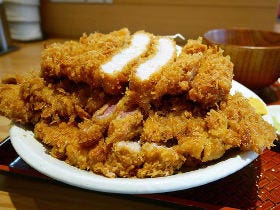 重量360gの「ミルフィーユとんかつ」が豪快すぎる！ 行列のできる『とんかつは飲み物。』