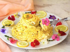 話題の食用花「エディブルフラワー」はどう使うのが正解？ 今日から役立つ「盛り付けテクニック」3選