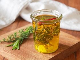 「ガーリックハーブオイル」は素材をアップグレードする調味料！おいしくなる使い方と簡単活用レシピ