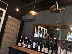 フランス産のブロカントと和装美人の笑顔に癒される静かなワインバー 白金台『salt & plum』