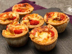 手のひらサイズの「おつまみキッシュ」がおもてなしに最適！味も見た目もパーフェクトなキッシュレシピ3選